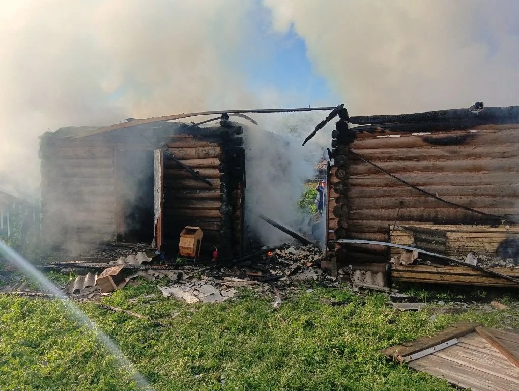 Сегодня утром в Исаклинском районе загорелись надворные постройки