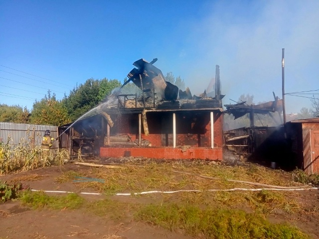 Территориальные огнеборцы ликвидировали возгорание дачного участка и травы