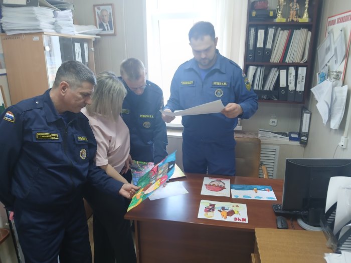 В Сергиевском районе жюри, состоящее из представителей пожарно-спасательного отряда № 40 подвело итоги первого этапа конкурса рисунков «Мои родители работают в пожарно-спасательном подразделении»