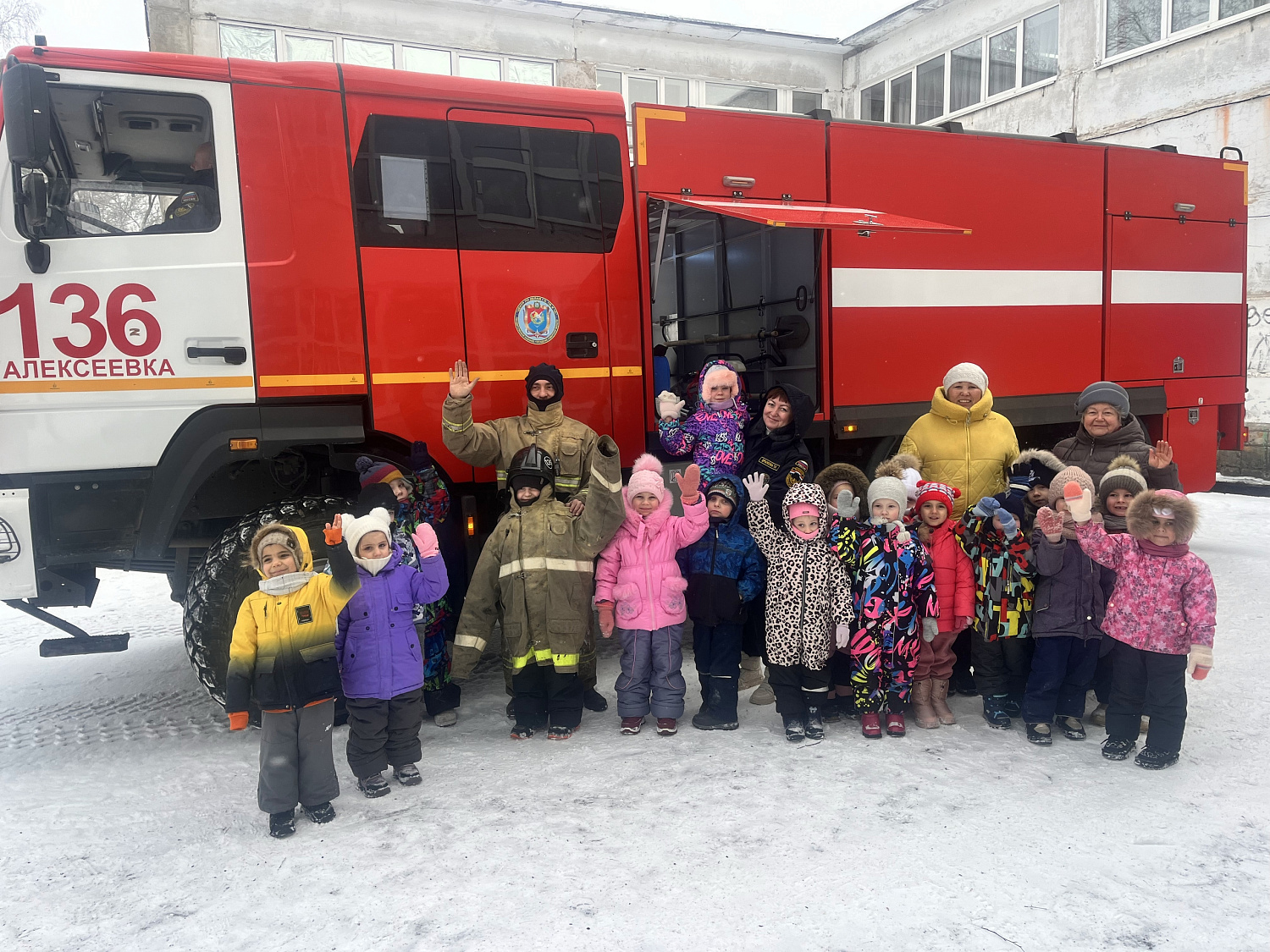 Инструктор противопожарной профилактики и боевой расчет пожарно-спасательной части № 136 пожарно-спасательного отряда № 34 побывали в гостях у детей из детского сада