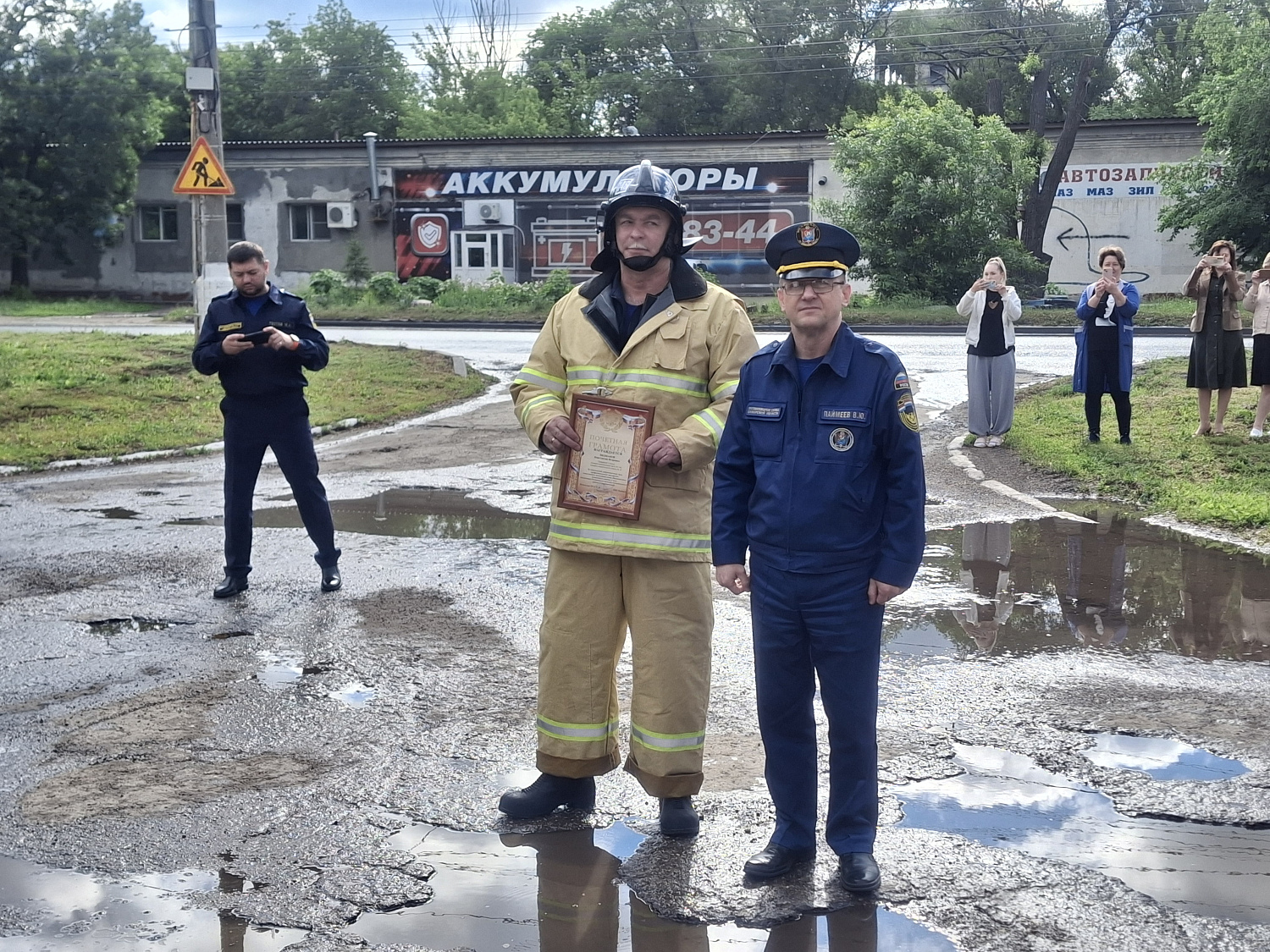 В 30-м пожарно-спасательном отряде Ставропольского района проводили на заслуженный отдых ветерана пожарной охраны