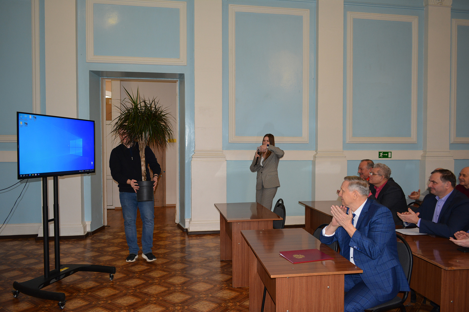 Спасибо, уважаемый Вячеслав Ильич, за Ваше многолетнее и безупречное руководство!