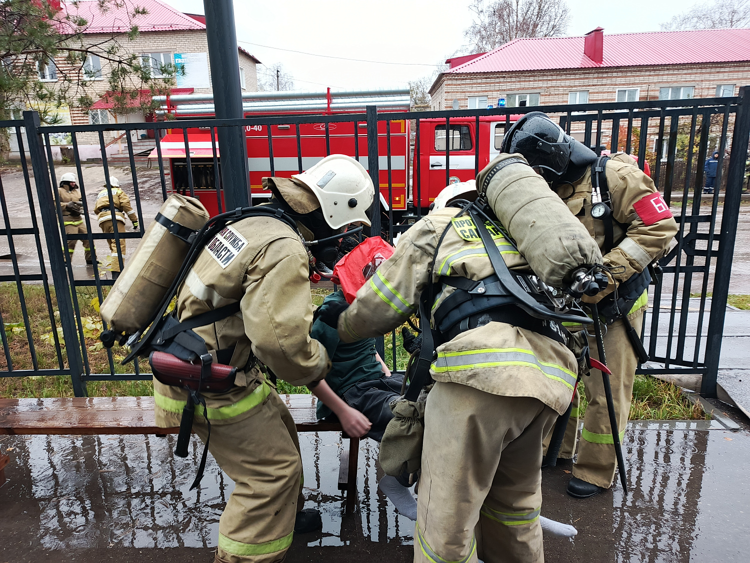 Богатовские огнеборцы в рамках контрольной проверки подразделения отработали алгоритм действий при пожаре