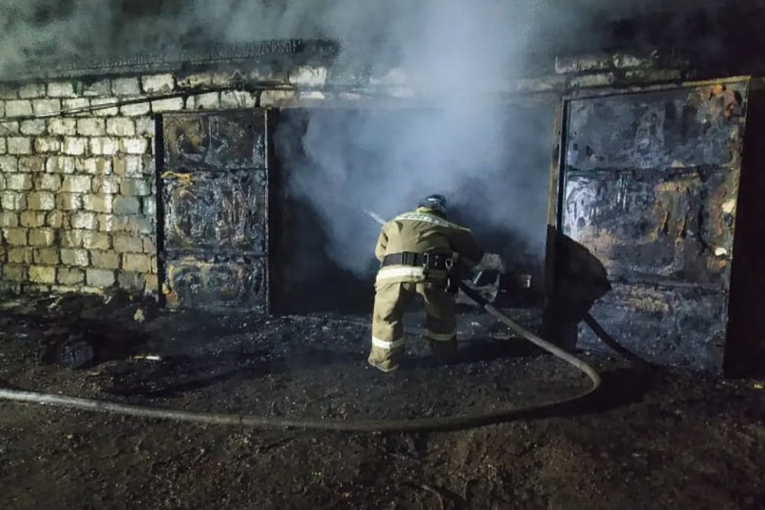 Вчера в Похвистневском районе загорелся гараж с автомобилем