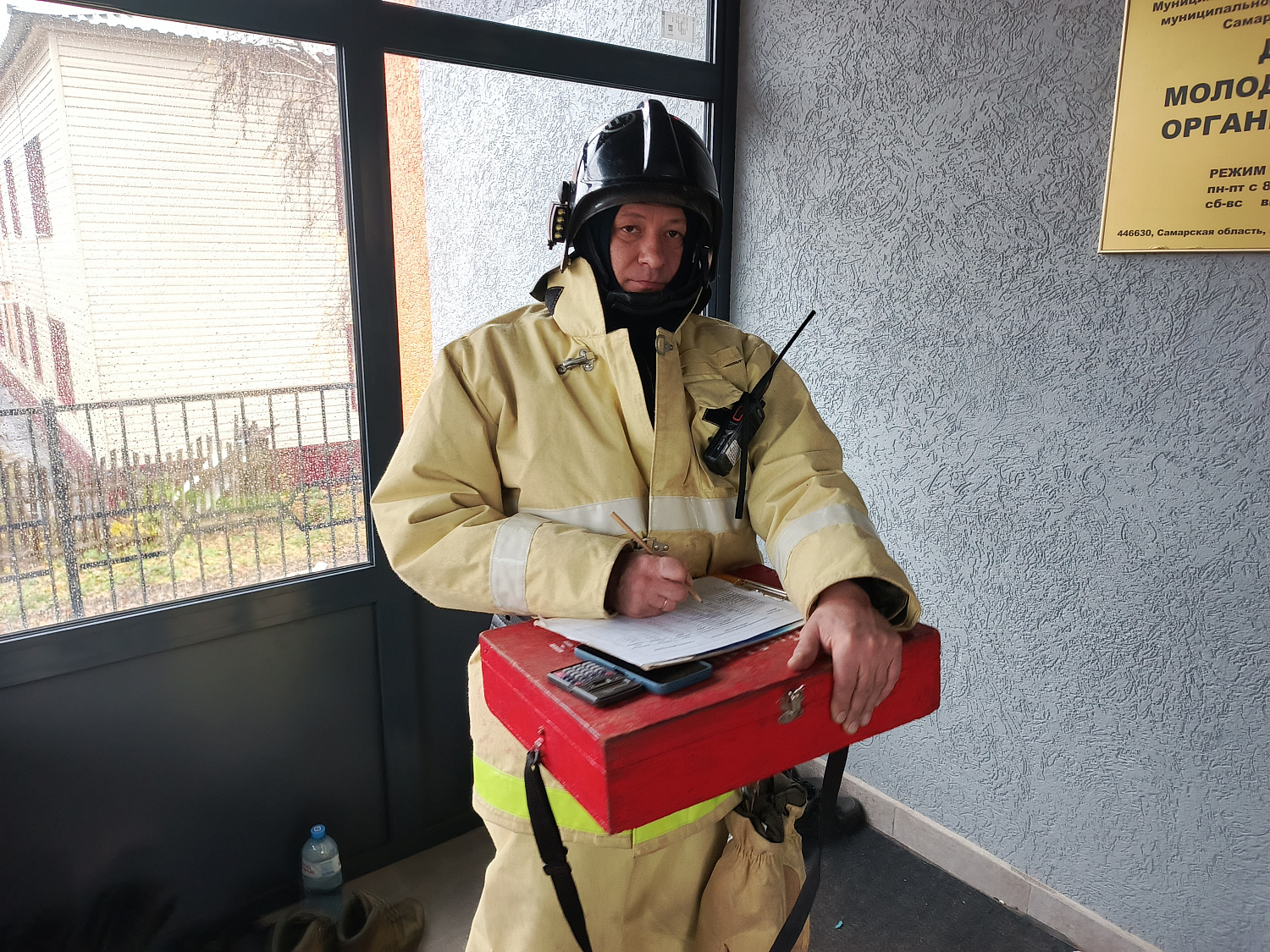 Богатовские огнеборцы в рамках контрольной проверки подразделения отработали алгоритм действий при пожаре