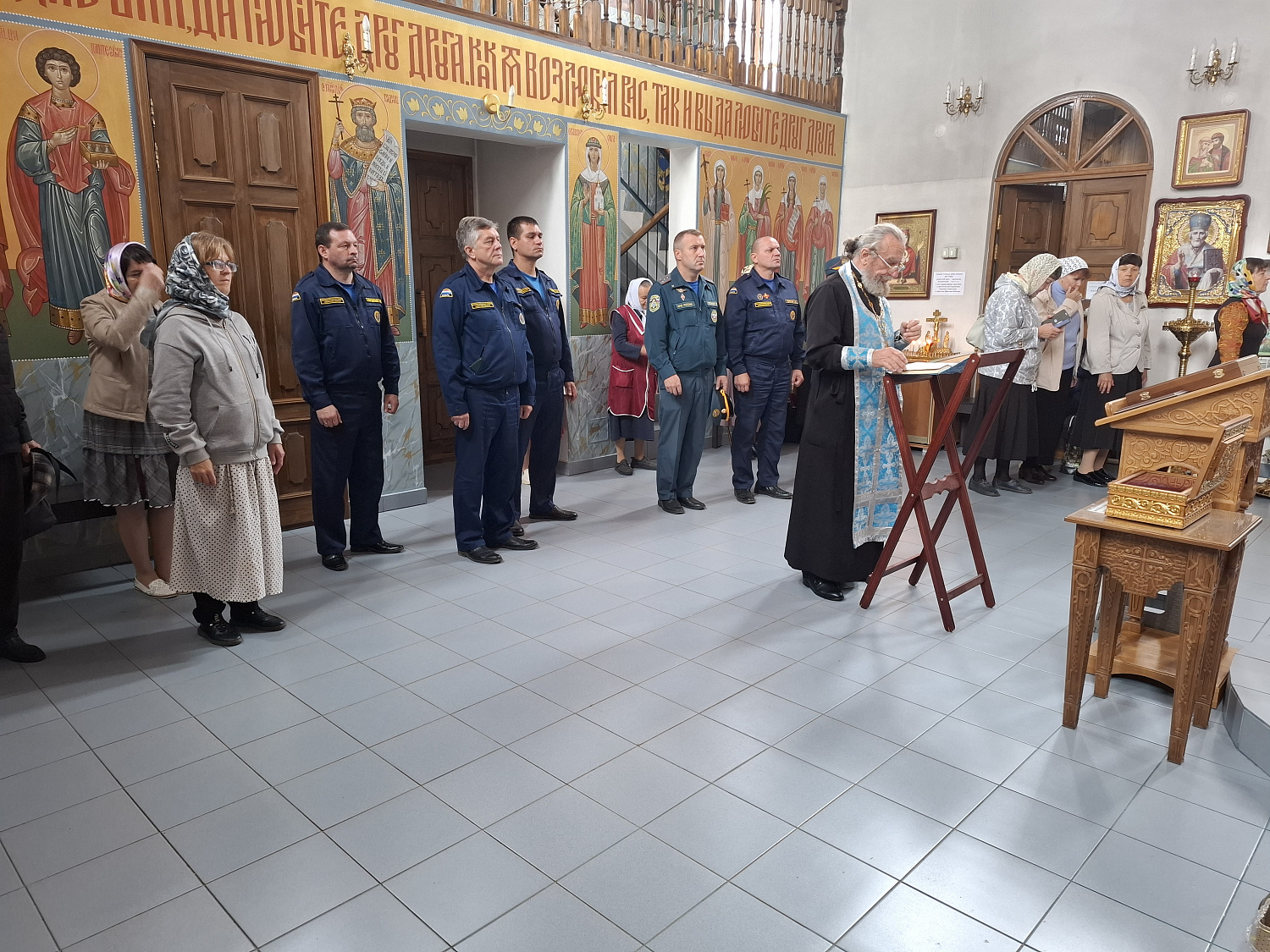В честь иконы Божией Матери «Неопалимая Купина» продолжают проходить праздничные молебны — в них принимают участие территориальные специалисты противопожарной службы