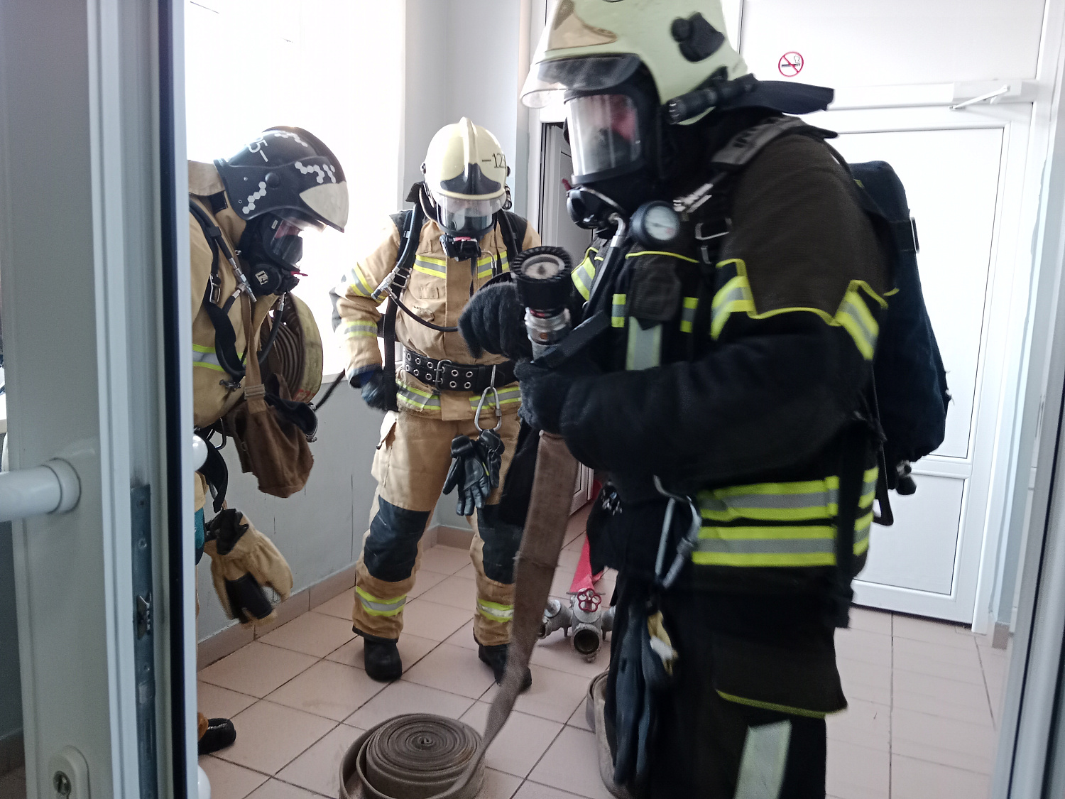 Продолжаются пожарно-тактические занятия, направленные на отработку навыков по тушению пожаров в сложных условиях и в эвакуацию людей