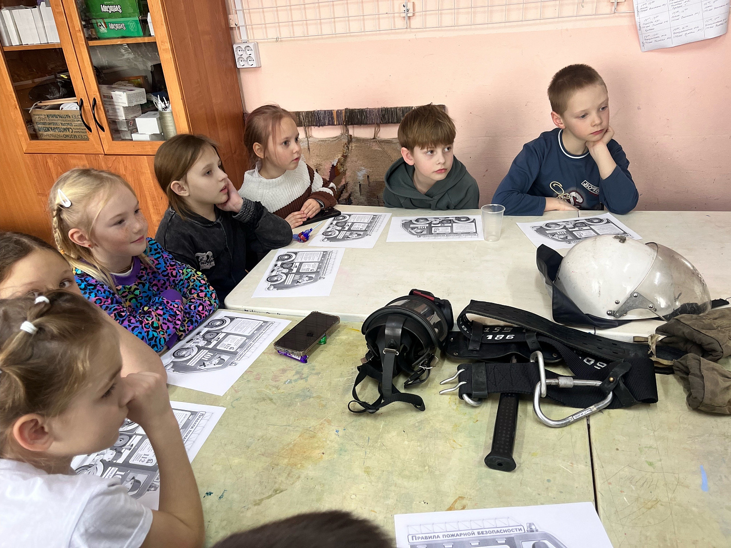 В Волжском районе инструктор противопожарной профилактики рассказала школьникам о профессии пожарного и о правилах пожарной безопасности