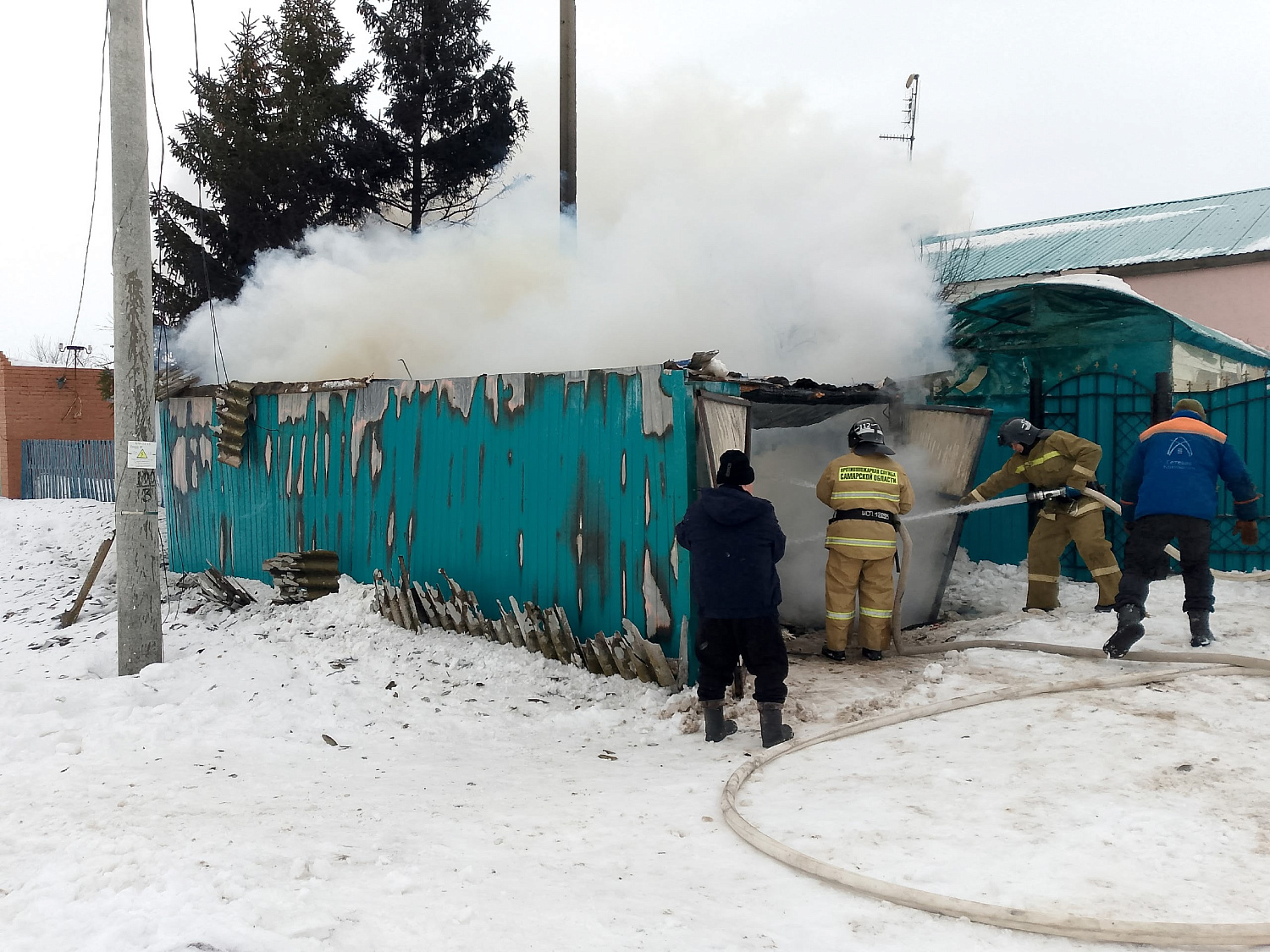 Челно-Вершинские огнеборцы не допустили распространения огня на дом и надворные постройки