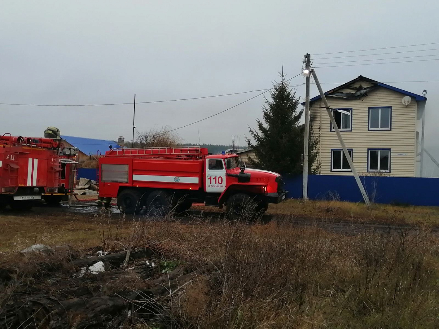 Красноярские огнеборцы ликвидировали возгорание дома на площади 150 квадратных метров