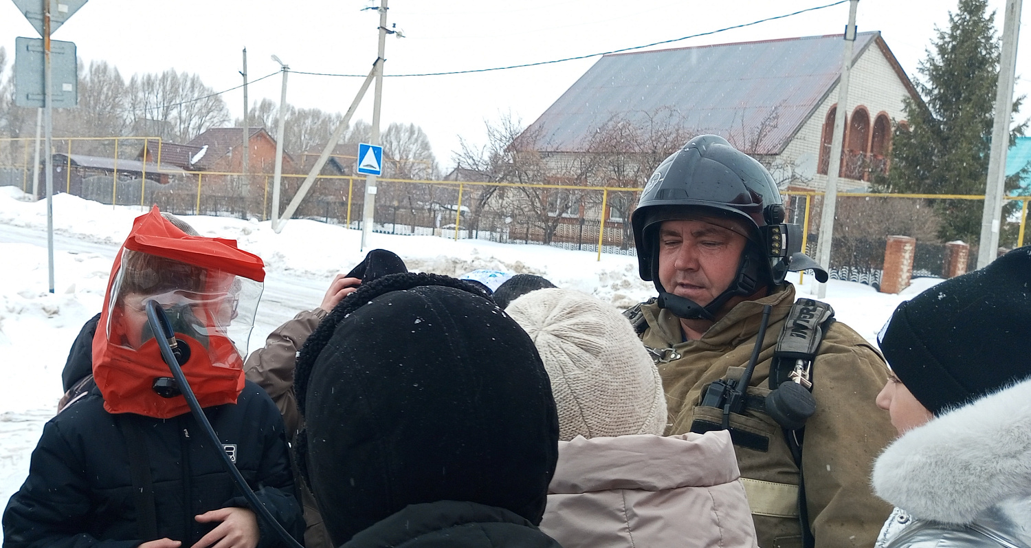 Демонстрация пожарной техники для школьников прошла в Приволжском районе