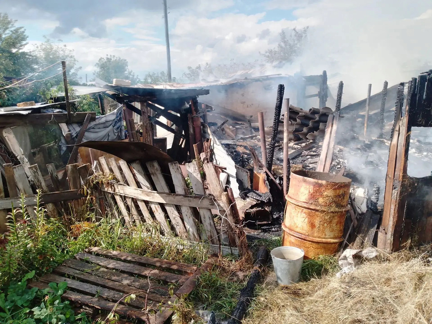 В Волжском районе огнеборцы оперативно ликвидировали возгорание надворных построек