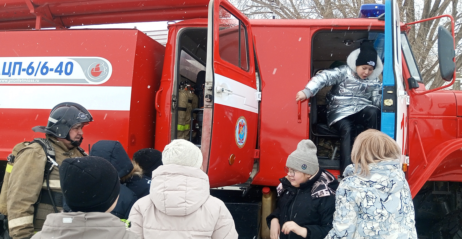 Демонстрация пожарной техники для школьников прошла в Приволжском районе