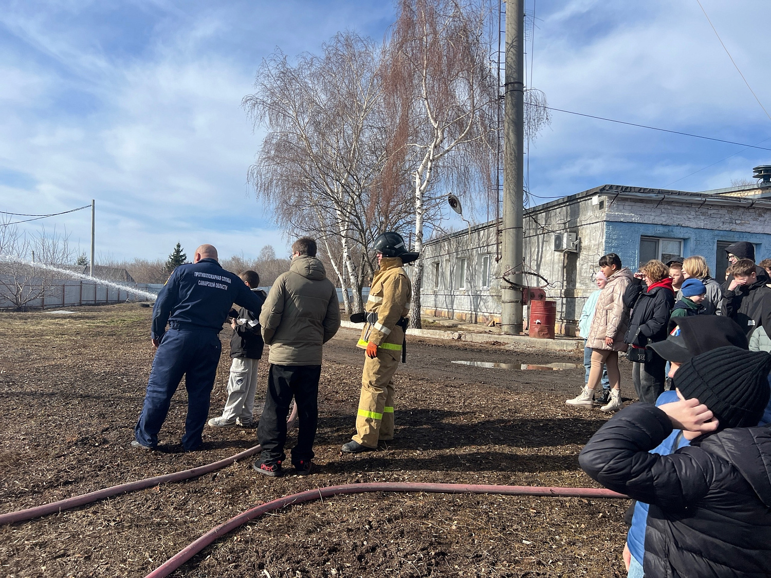 Каникулы - самое подходящее время съездить в гости к пожарным