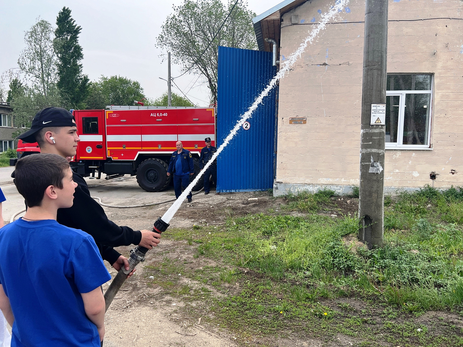 В Октябрьске ребята из дружины юных пожарных «Прометей» познакомились с профессией пожарного