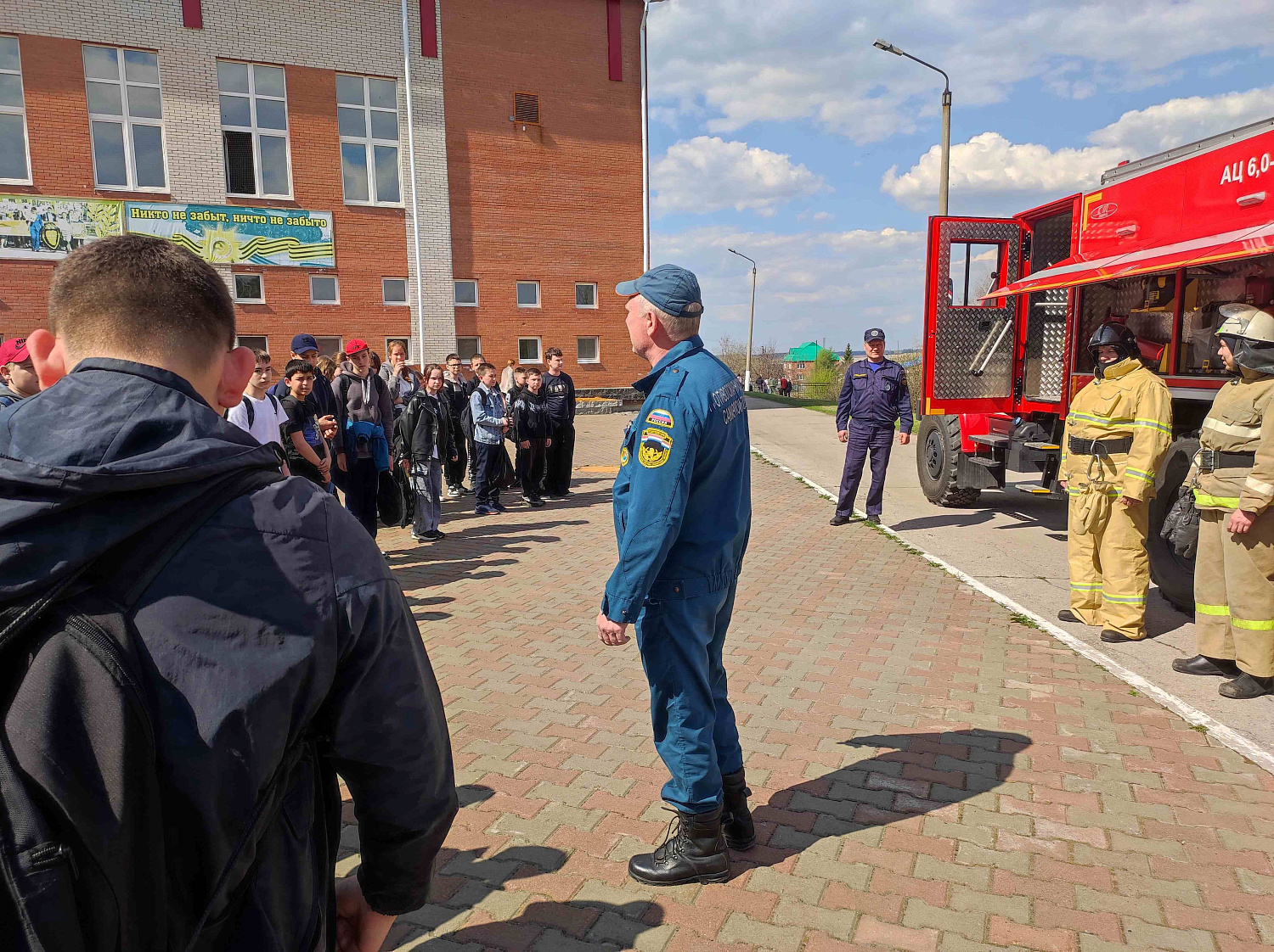 Утром, вечером и днем осторожен будь с огнем   