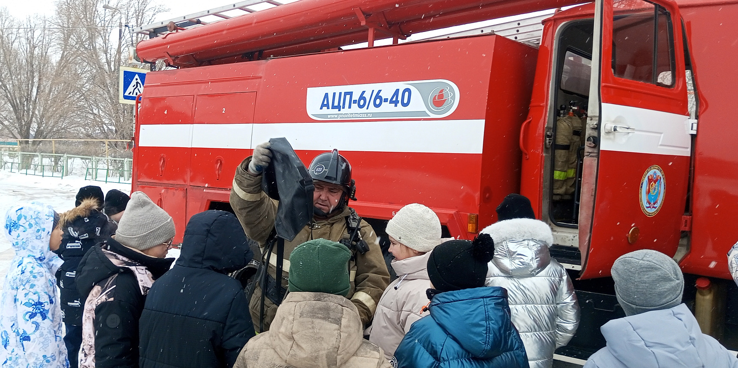 Демонстрация пожарной техники для школьников прошла в Приволжском районе