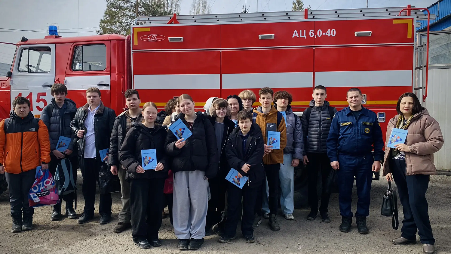 В Безенчукском районе учащиеся старших классов общеобразовательной школы познакомились с профессией пожарного - спасателя